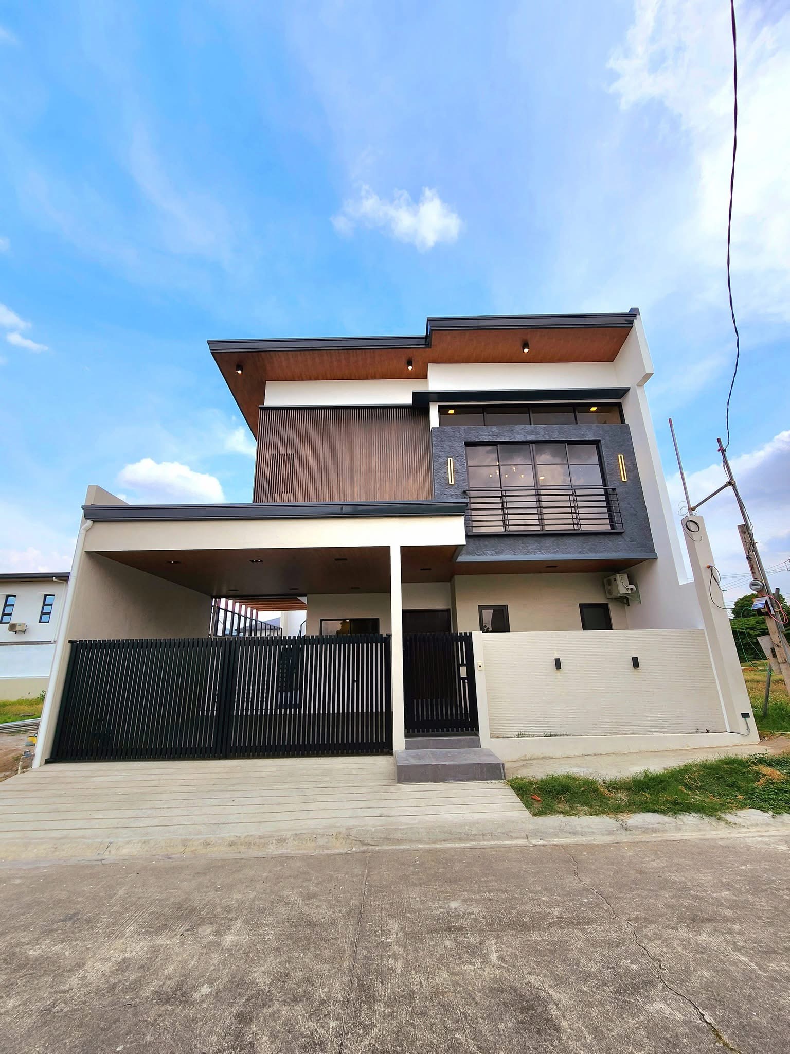 Brandnew Modern High Ceiling House for Sale near Clark 