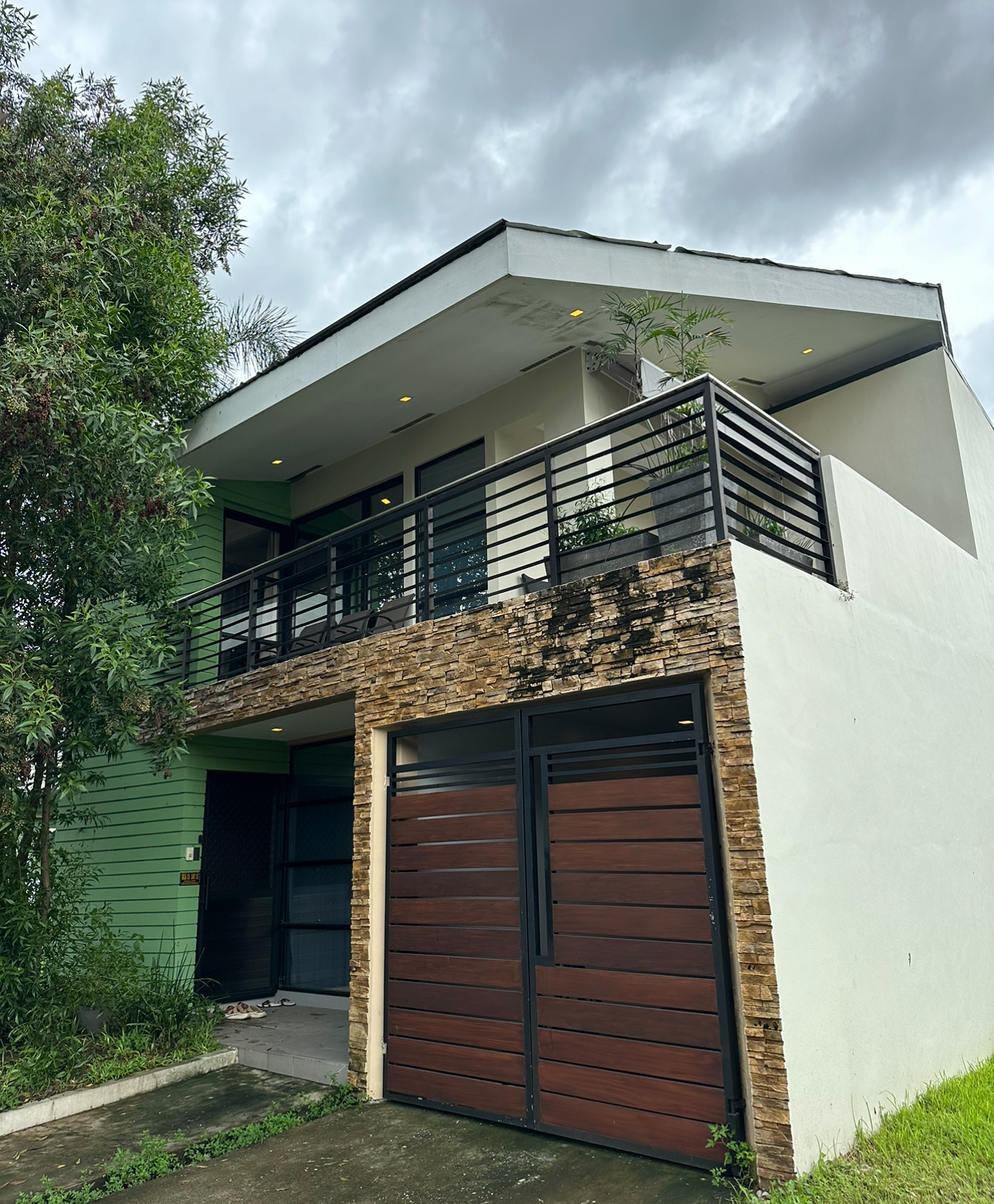 HOUSE AND LOT FOR SALE LOCATED IN A VERY STRATEGIC LOCATION