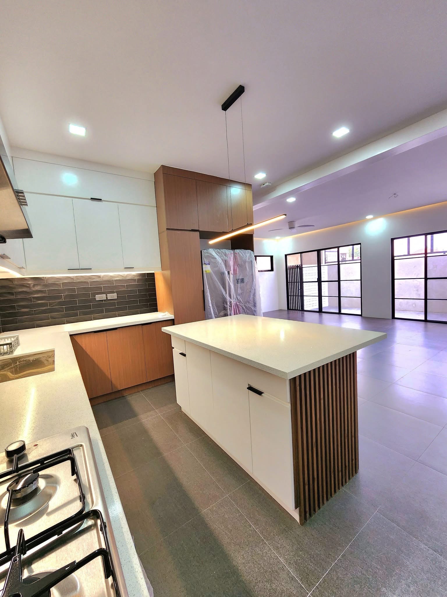 Brandnew Modern High Ceiling House for Sale near Clark 