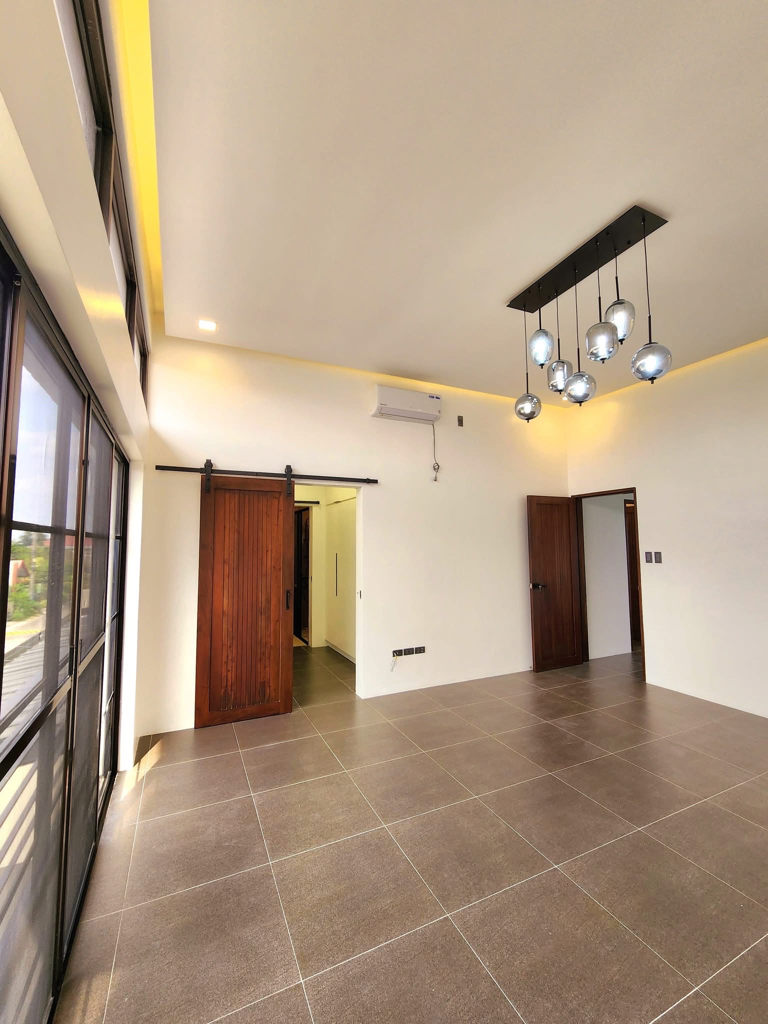 Brandnew Modern High Ceiling House for Sale near Clark 